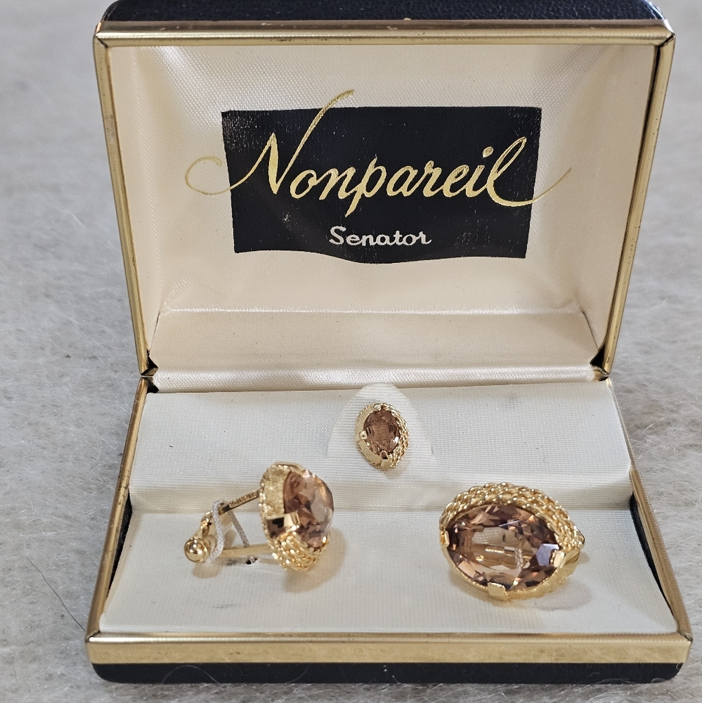 Vintage Nonpareil Senator (Sherman) Amber Brown Tie Tack And Cufflinks